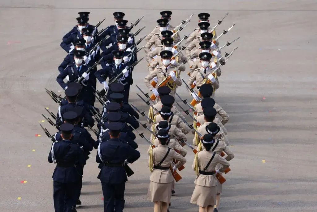 纪律部队进行中式步操表演.
