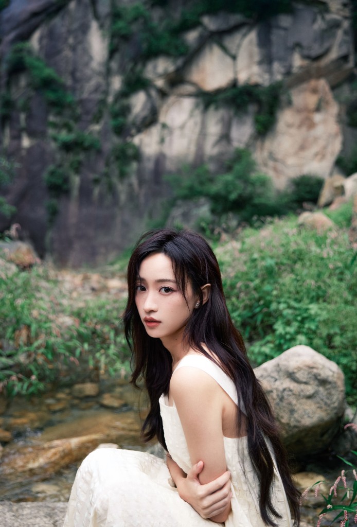 黄婷婷身穿素色长裙拍摄森系写真 长发飘飘对镜托腮清纯可人__财经