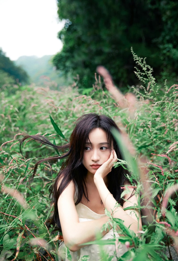 黄婷婷身穿素色长裙拍摄森系写真 长发飘飘对镜托腮清纯可人__财经