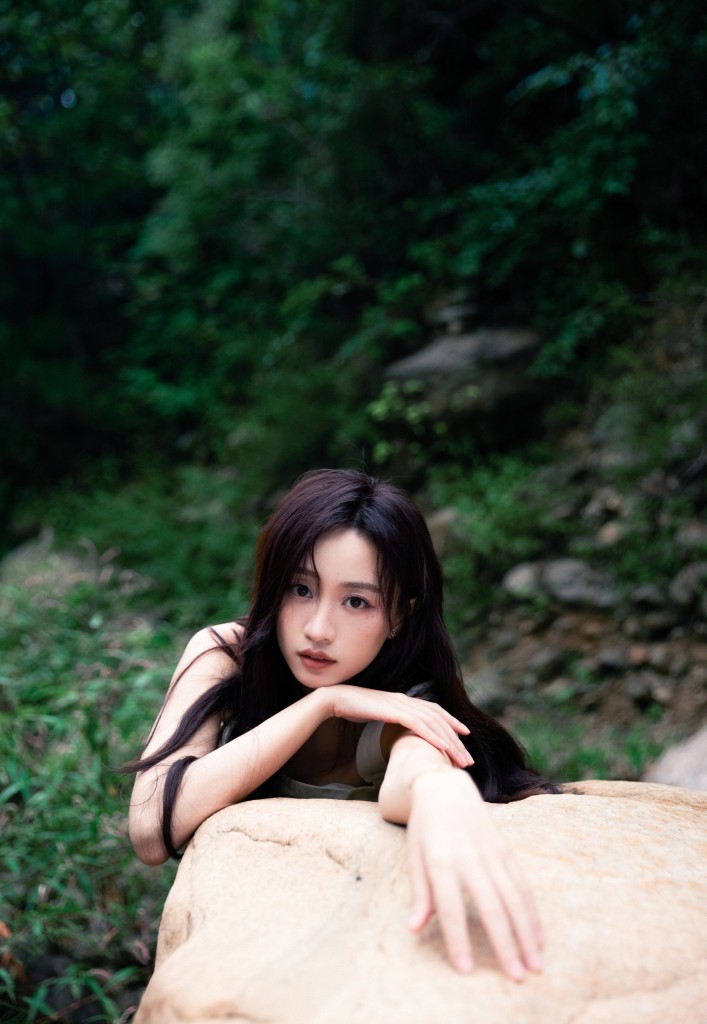 黄婷婷身穿素色长裙拍摄森系写真 长发飘飘对镜托腮清纯可人__财经