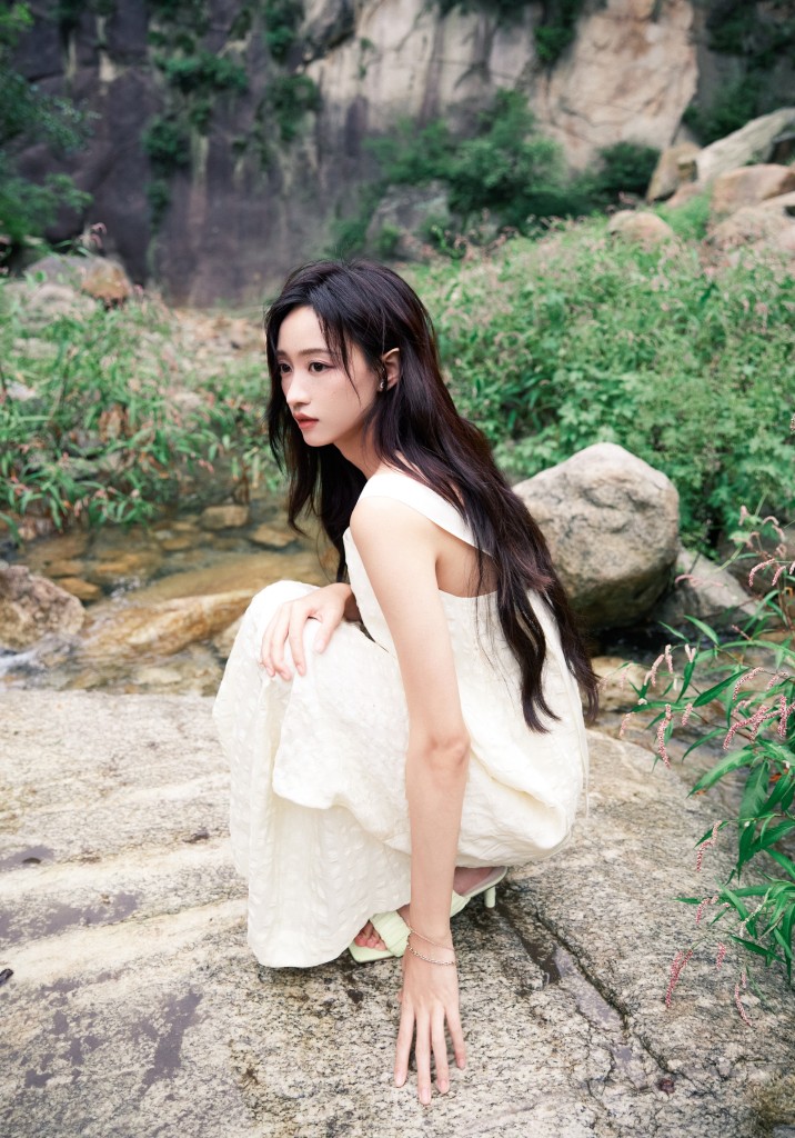 黄婷婷身穿素色长裙拍摄森系写真 长发飘飘对镜托腮清纯可人__财经