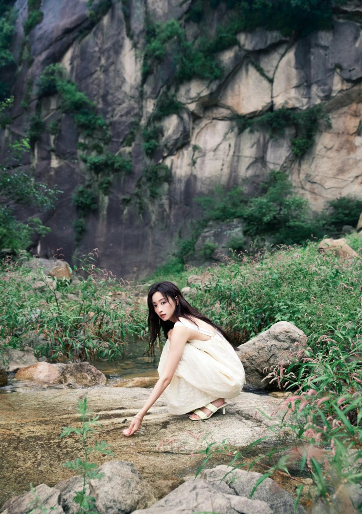 黄婷婷身穿素色长裙拍摄森系写真 长发飘飘对镜托腮清纯可人__财经