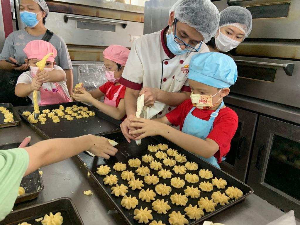 国际聋人日|他听不见,却教了1000多名孩子做烘焙|烘焙_新浪财经_新浪