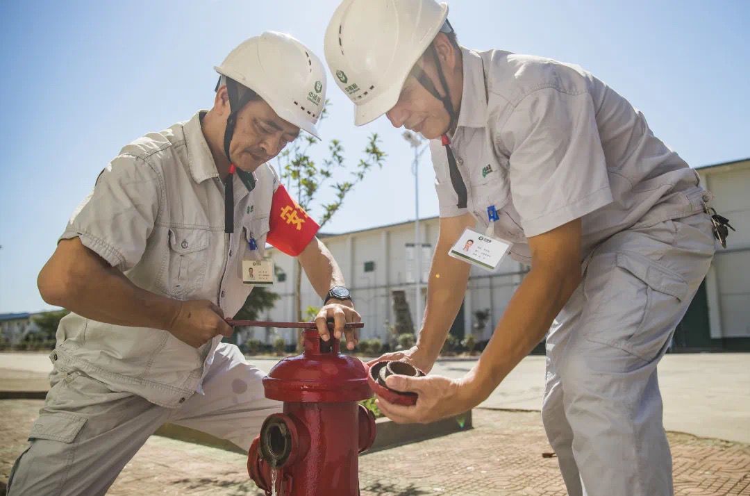 湖北分公司黄冈直属库安全员对库区消防设施进行定期点检