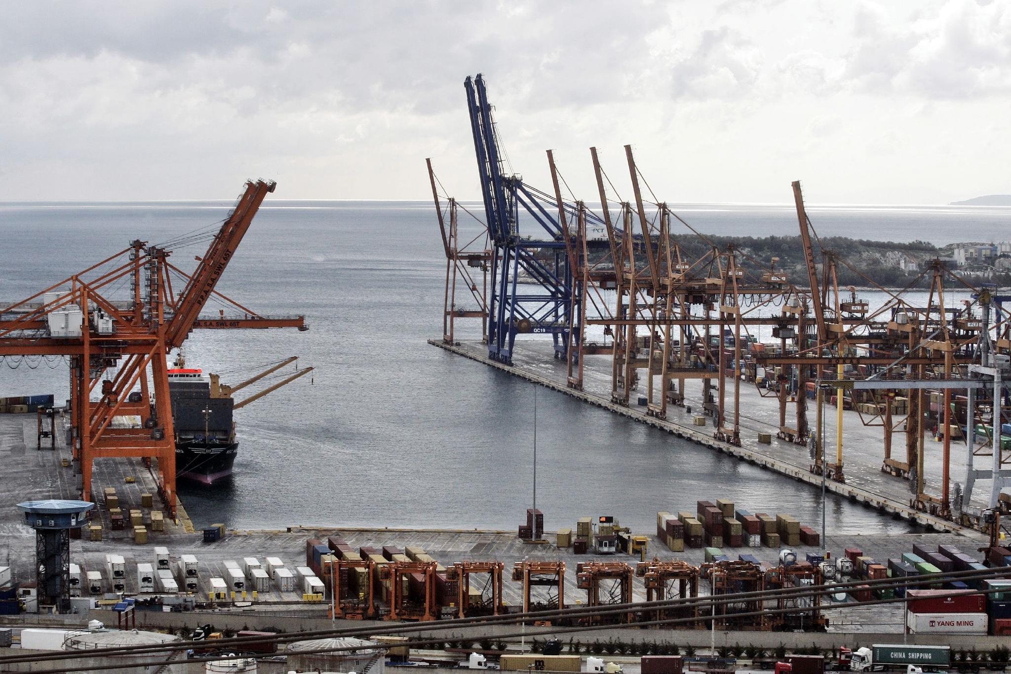 当地时间2015年2月11日,希腊比雷埃夫斯港,集装箱起重机在港口工作.