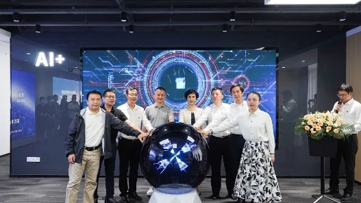 　　(图:汉阳区委书记徐丽以及区直部门领导、云天励飞董事长兼CEO陈宁博士等共同见证云天励飞华中区域总部启用)
