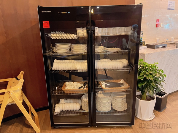 餐具整齐摆放至消毒柜