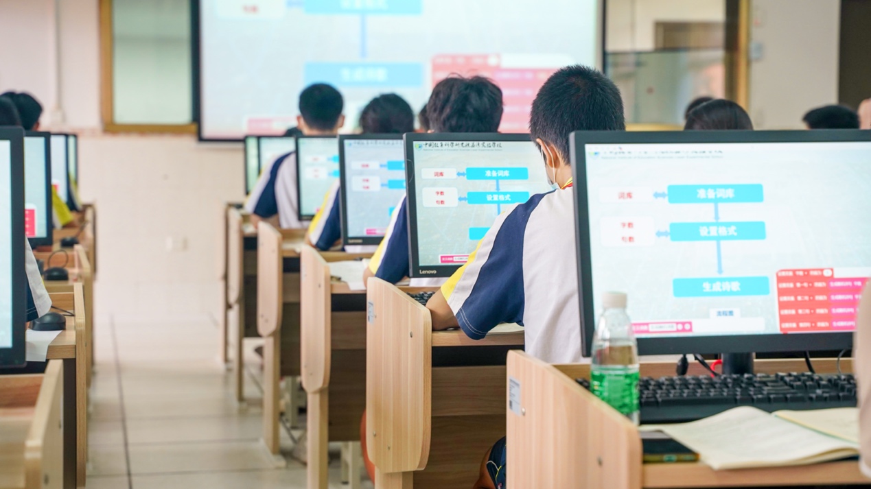 　　科校七年级的人工智能“开学第一课”