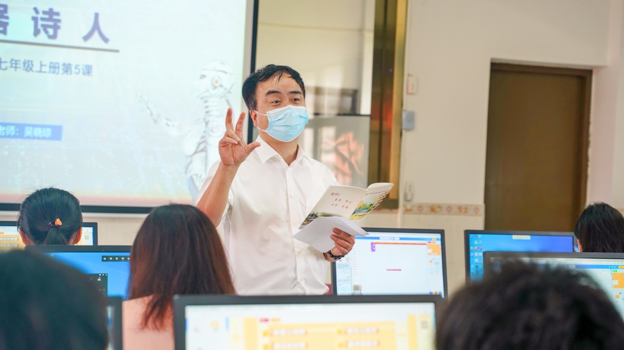 　　广州市教育研究院教研员刘载兴