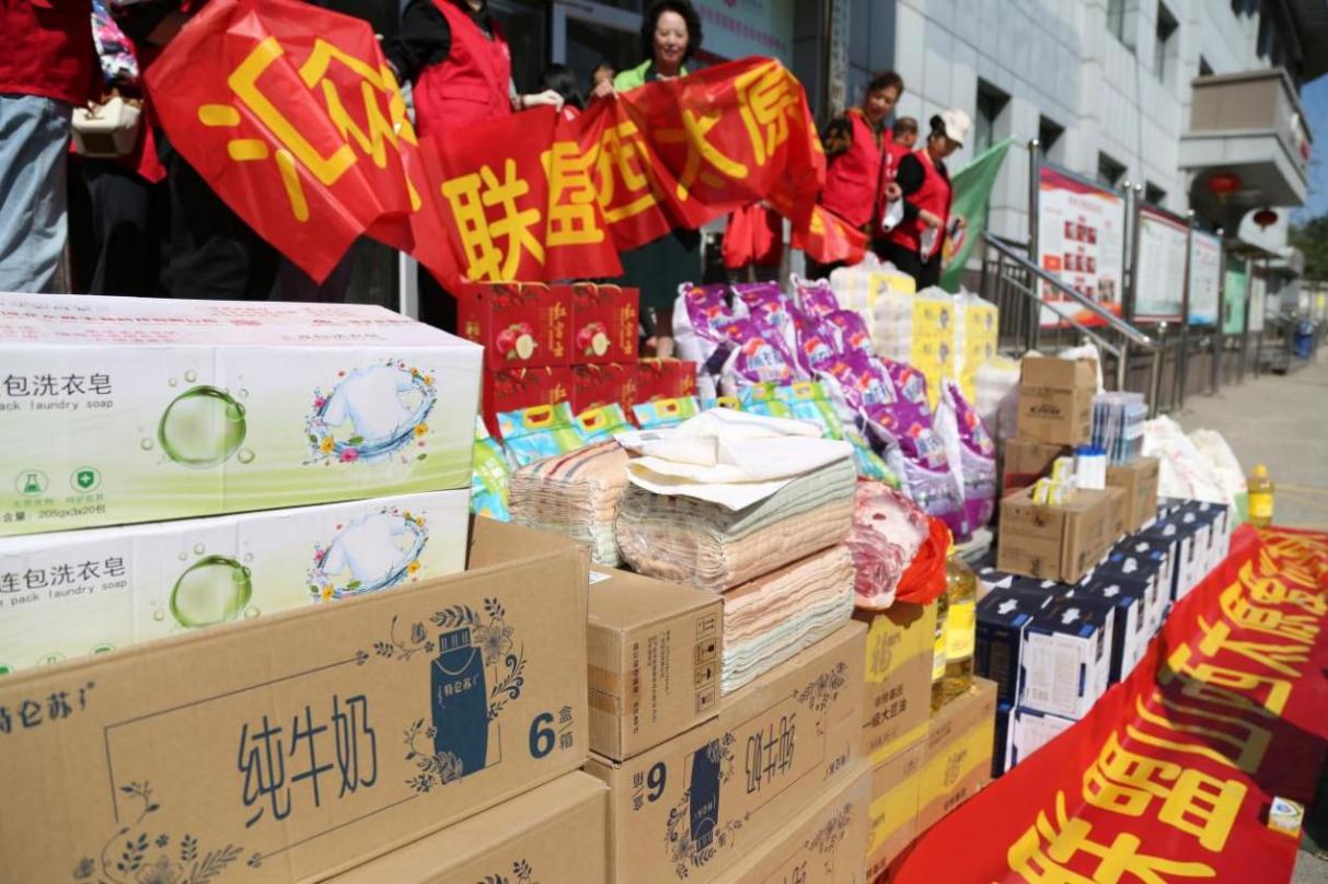 ▲汇众天使山西志愿者在山西太原佳源颐康养老照护中心分发爱心物资