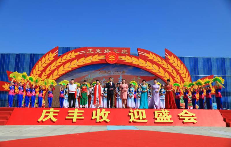 　　最美“丰”景——万千农民笑脸迎丰收