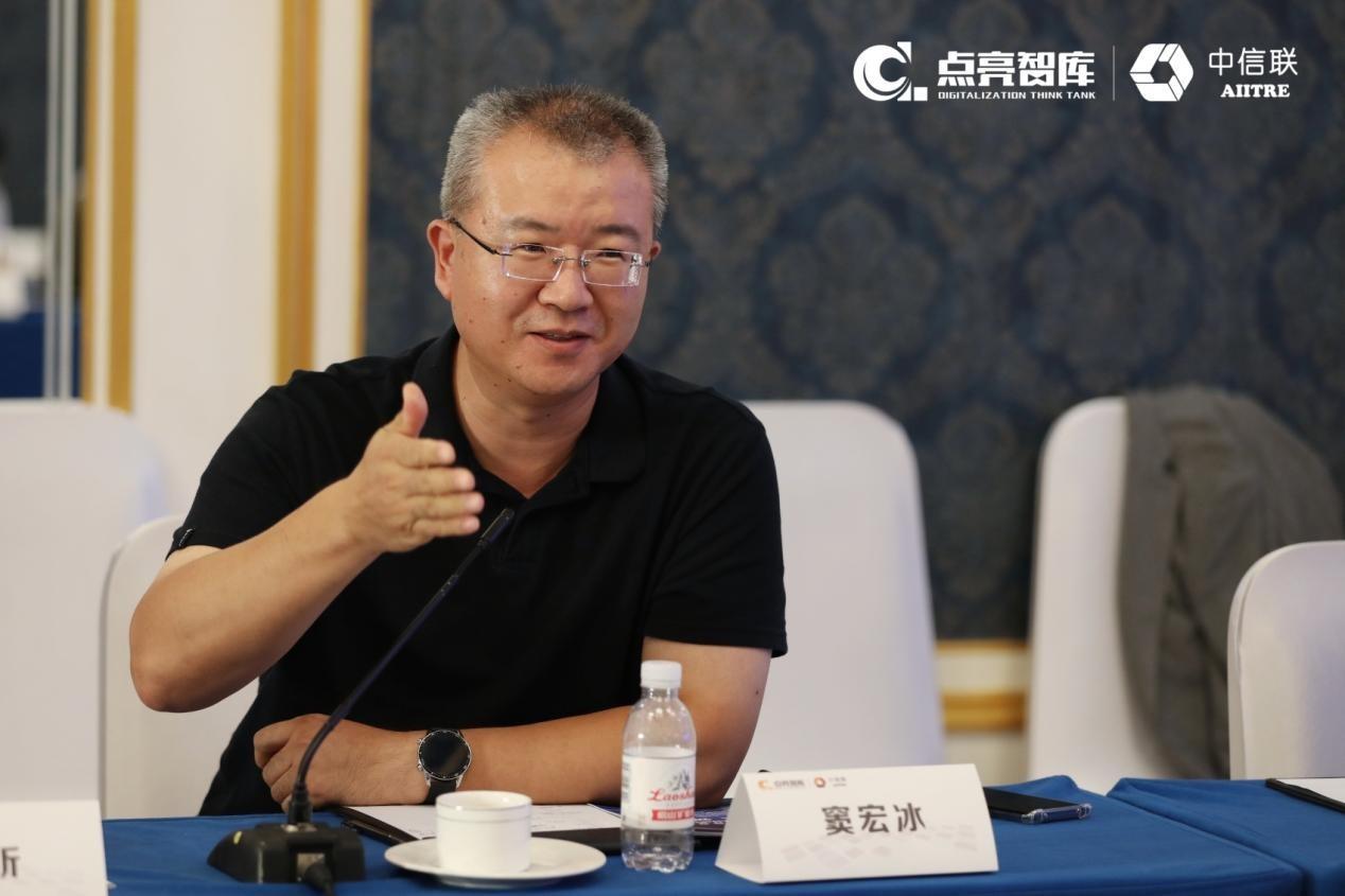 　　百问业务转型域副主任委员、中国铁建集团信息化管理部副总经理 窦宏冰