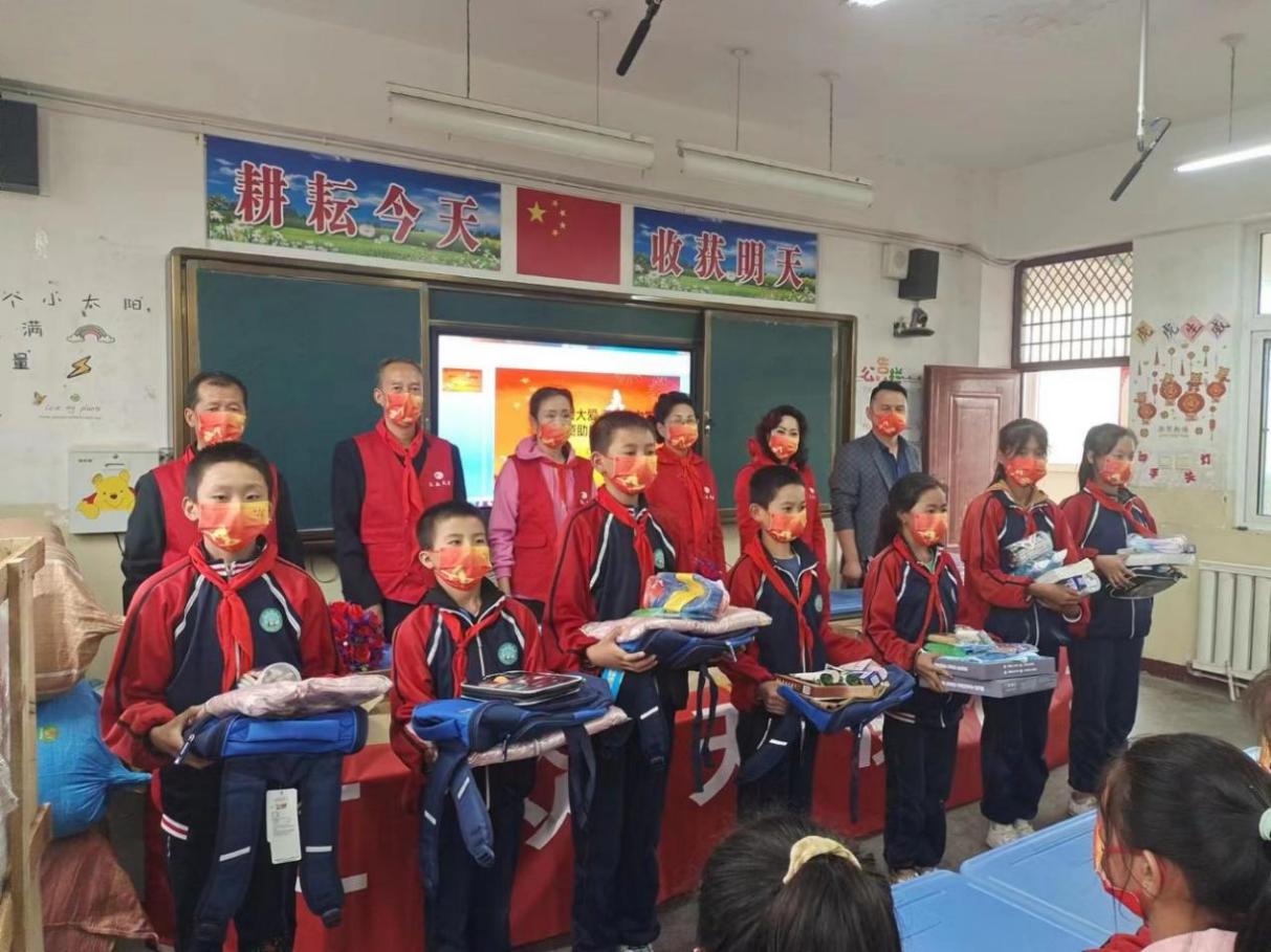 ▲汇众天使宁夏舞韵团队的志愿者为中卫市山羊场小学孩子们分发爱心物资