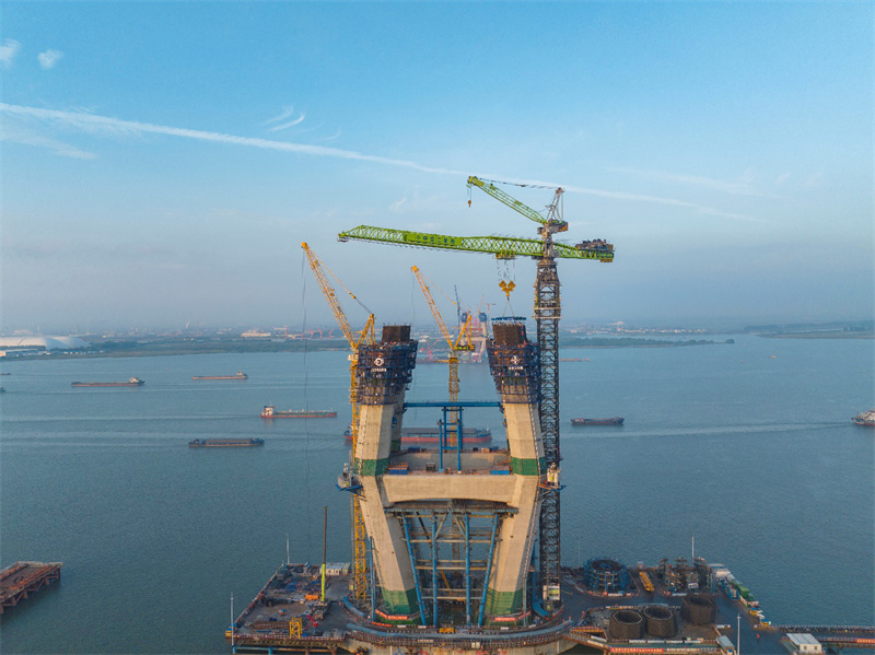 常泰长江大桥钻石型主塔正在"长高"