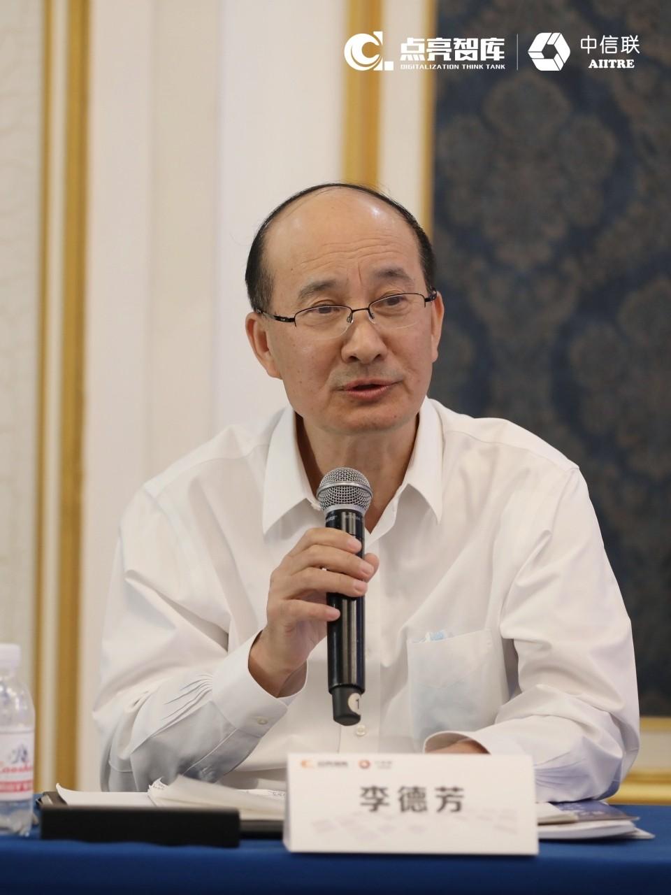 　　百问顾问组副组长、石油化工管理干部学院党委书记、中国石化信息化管理部原主任 李德芳