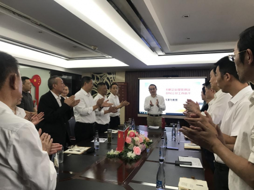 　　(陈湛匀教授的到来获得大家热烈掌声欢迎)