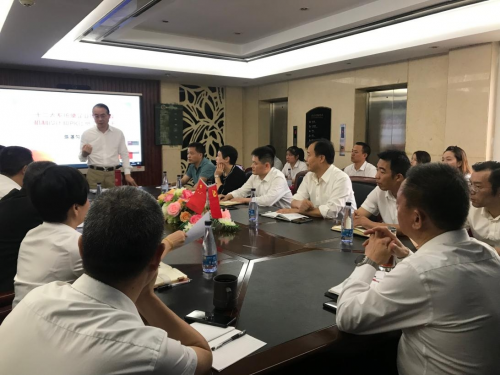 　　(与会者聚精会神聆听陈湛匀教授演讲)
