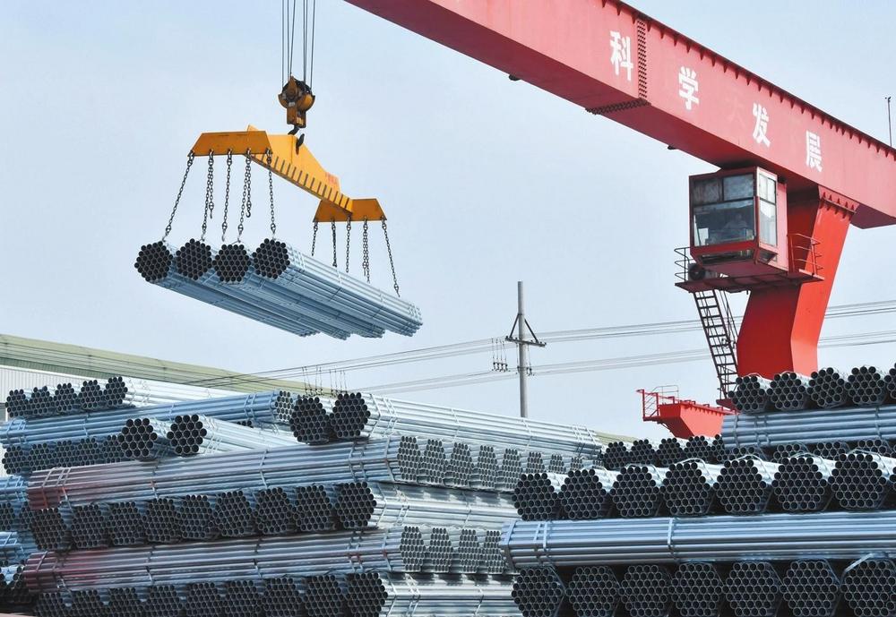 河北天创管业有限公司工作人员正在吊运出口海外的镀锌钢管订单产品
