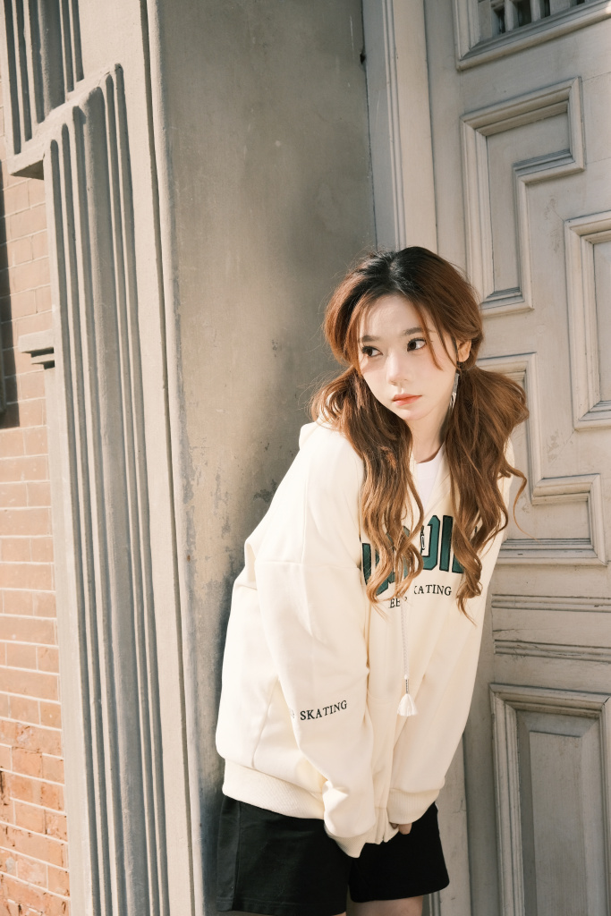 张紫宁发布城市漫游大片 双马尾造型可爱减龄