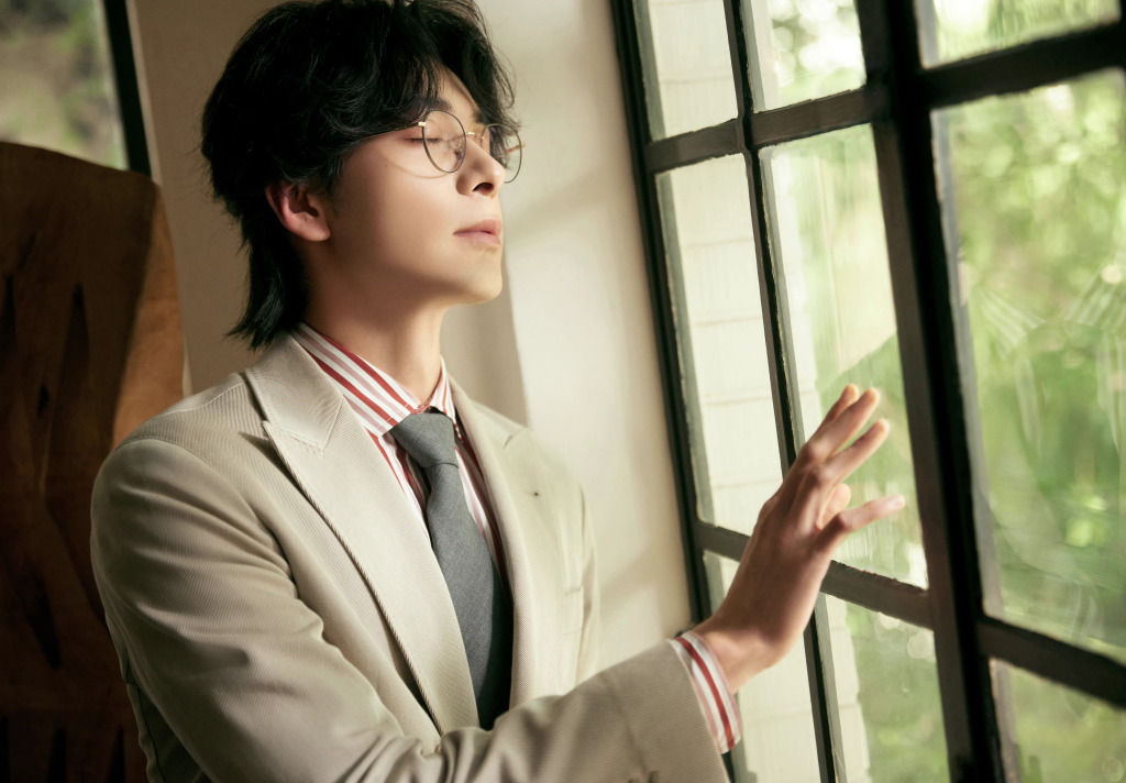 陈星旭发布秋日绿野写真 戴眼镜变身"斯文败类"_高清图集_新浪网