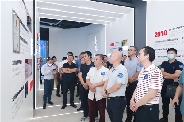 　　图：商显产促会一行参观鸿合科技展厅