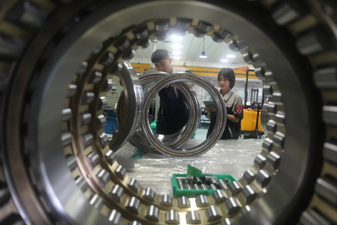 瓦轴集团质检人员正精心检测风电齿轮箱系列轴承装配质量