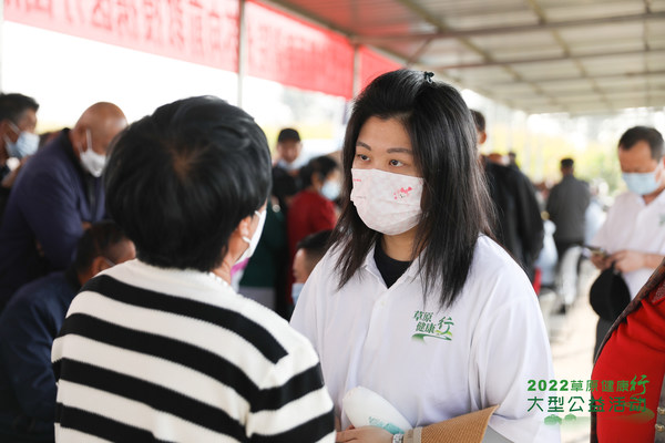 　　志愿者向乡民做健康生活调研