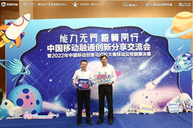 　　嘉宾们被宇宙系主题风吸引,纷纷参与互动