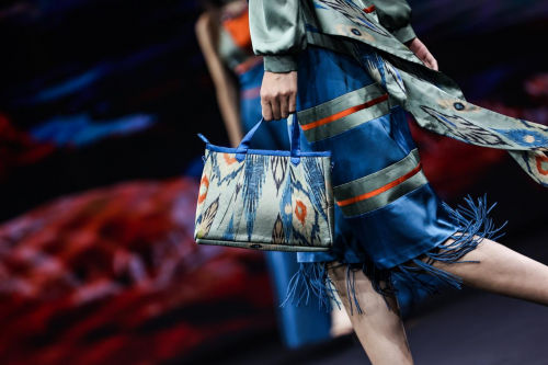 唯美民族风 炫动王府井——和田艾德莱斯绸焕颜亮相北京时装周|莱斯