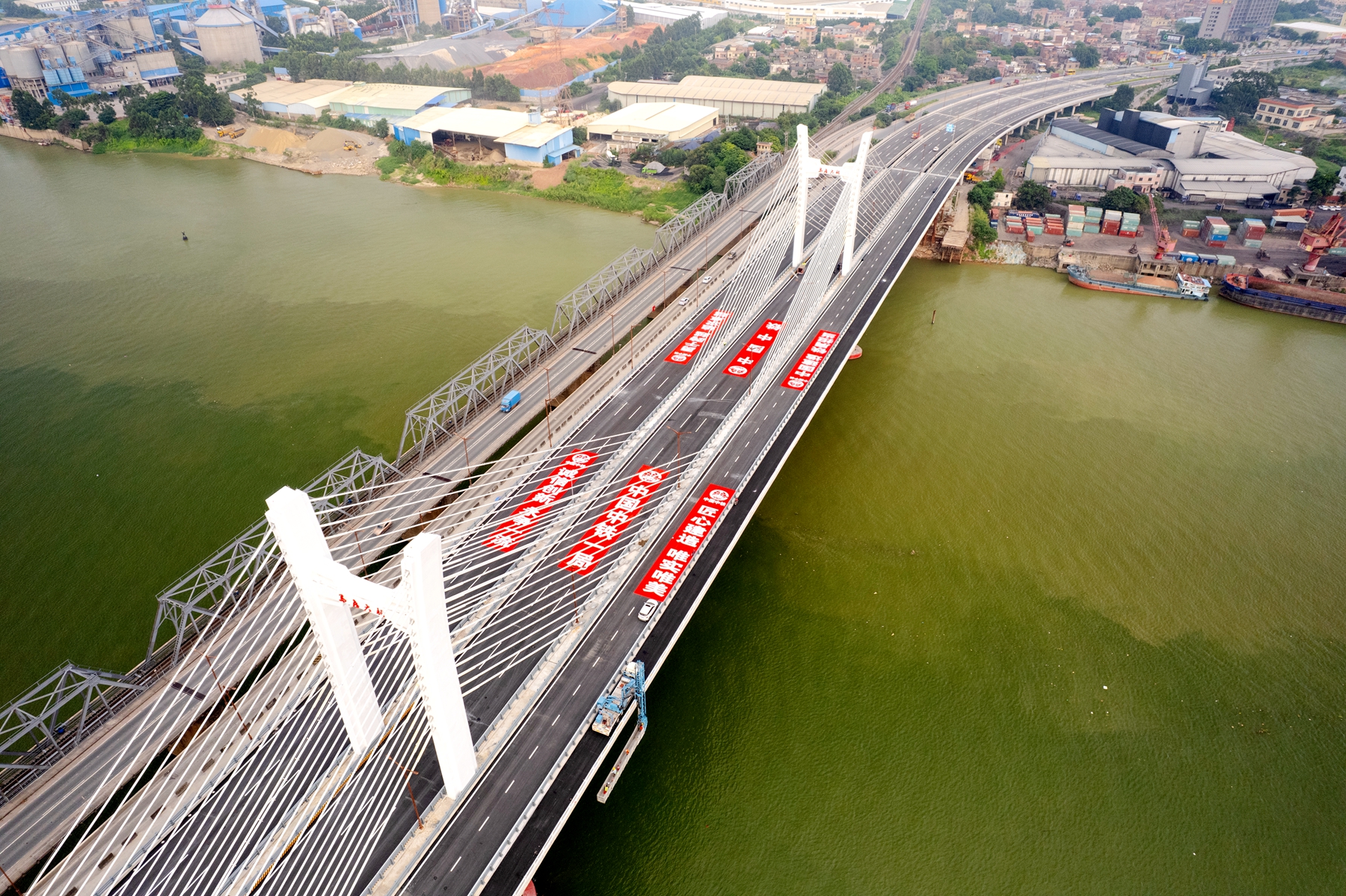 马房特大桥位于佛山,肇庆交界,连接北江东西两岸,全长1639米,主桥长
