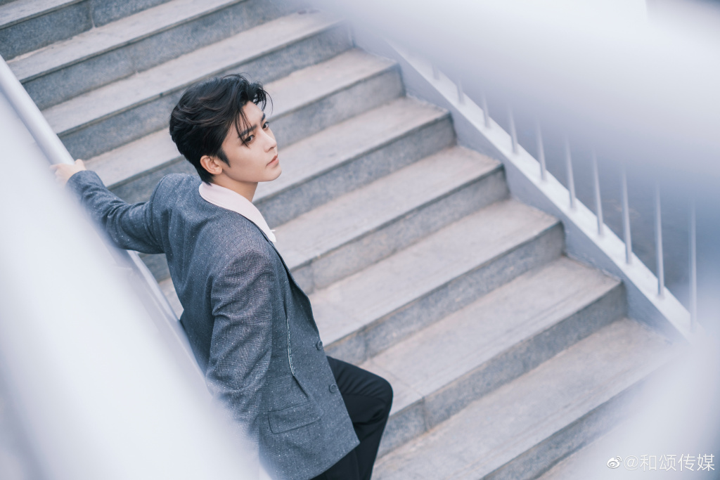 侯明昊受邀出席dior春夏成衣秀 着灰色西装出镜绅士帅气_高清图集