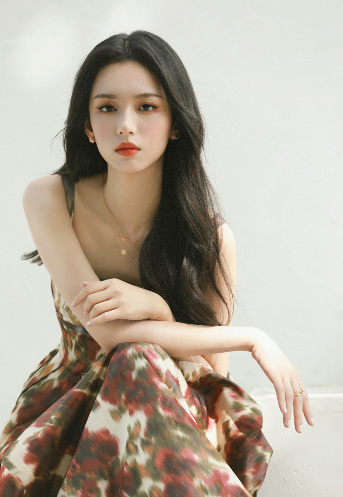 周也亮相迪奥二零二三春夏成衣秀 吊带裙展迷人姿态华丽绽放