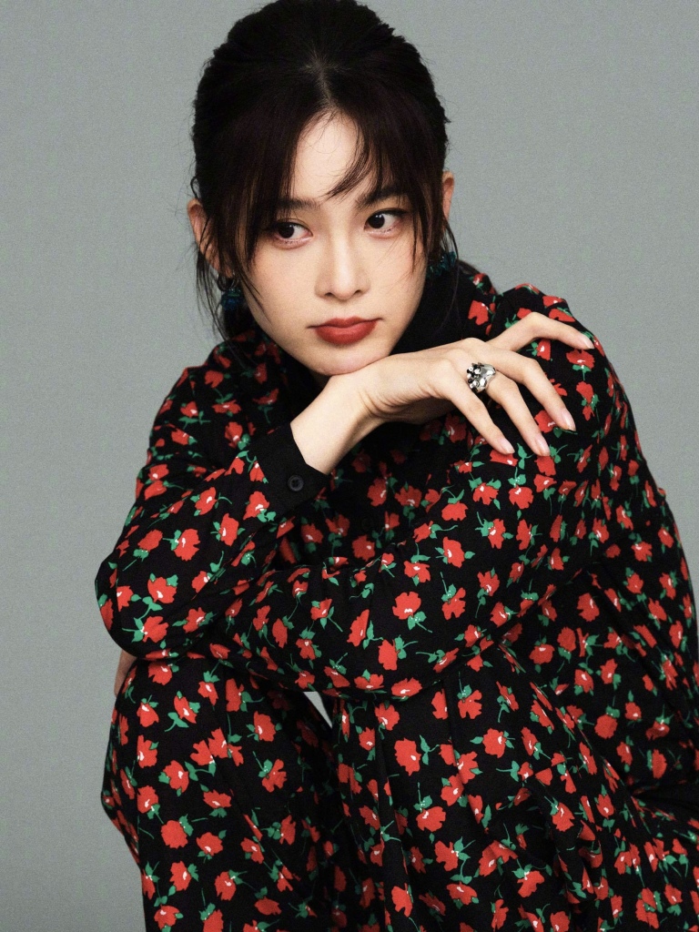 赵樱子穿印花套装拍摄写真 唇红肤白貌美如花_高清图集_新浪网