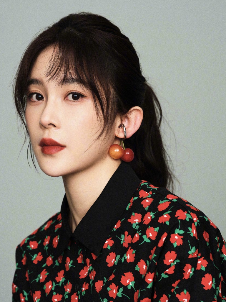 赵樱子穿印花套装拍摄写真唇红肤白貌美如花