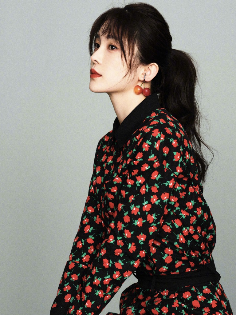 赵樱子穿印花套装拍摄写真唇红肤白貌美如花