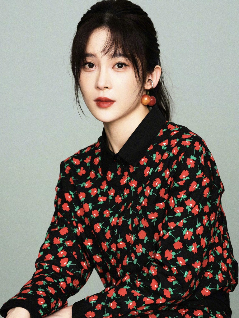 赵樱子穿印花套装拍摄写真唇红肤白貌美如花