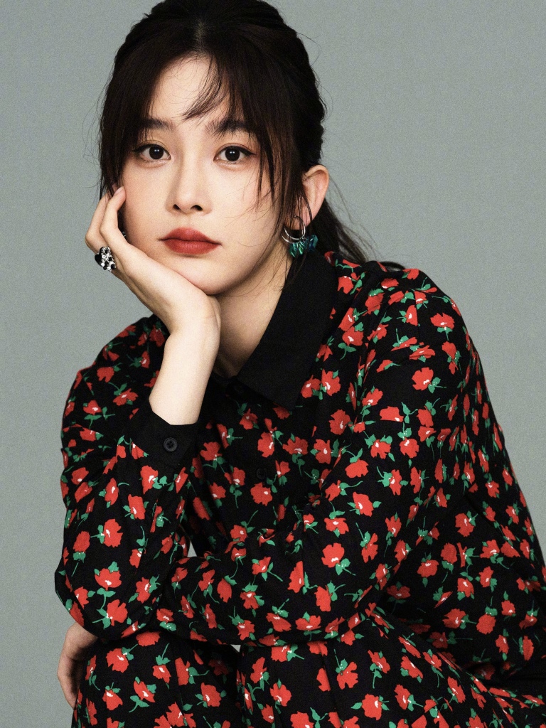 赵樱子穿印花套装拍摄写真唇红肤白貌美如花