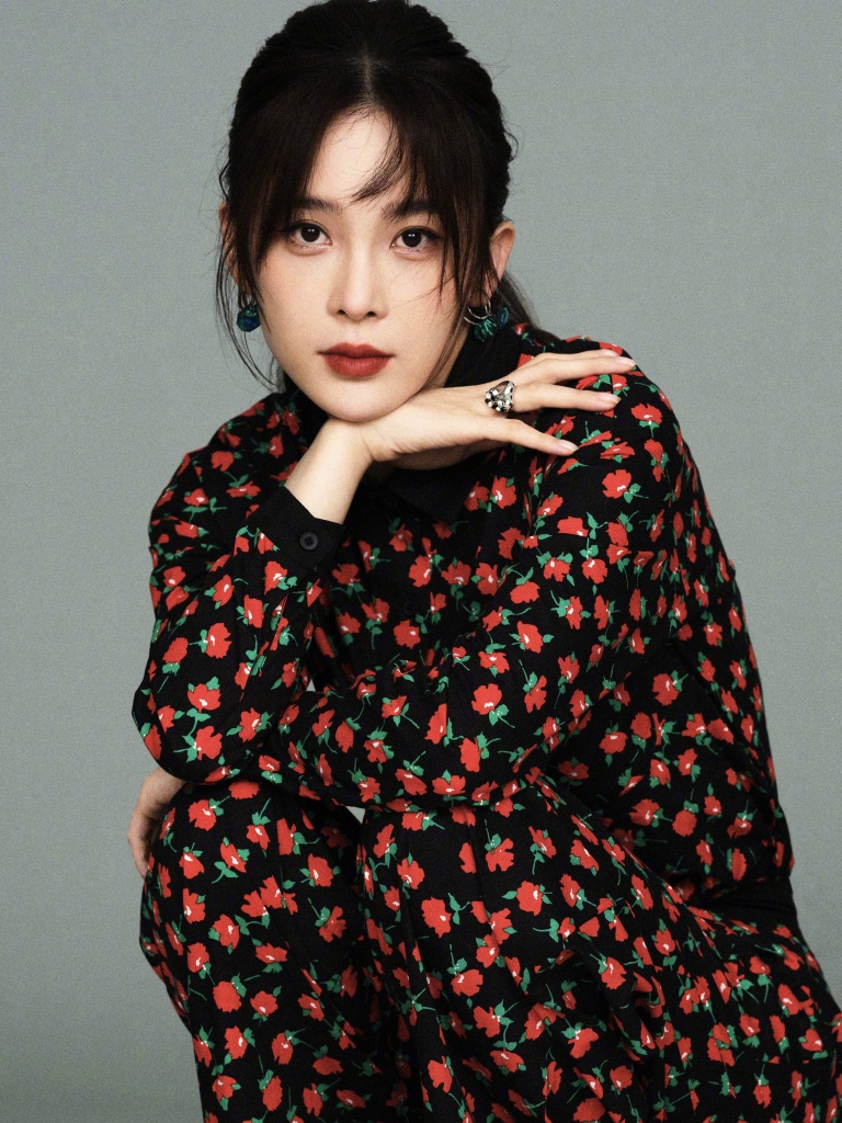 赵樱子穿印花套装拍摄写真唇红肤白貌美如花