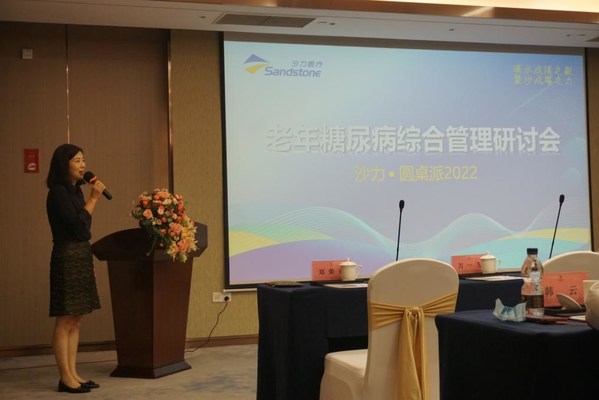 　　沙力医疗全国销售总监言红娟主持会议
