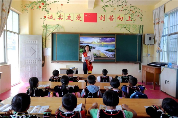 　　图片说明:兴业银行昆明分行走进临沧市双江拉祜族邦迈村邦迈完小学,组织“金融知识进校园”专题活动。李文博摄