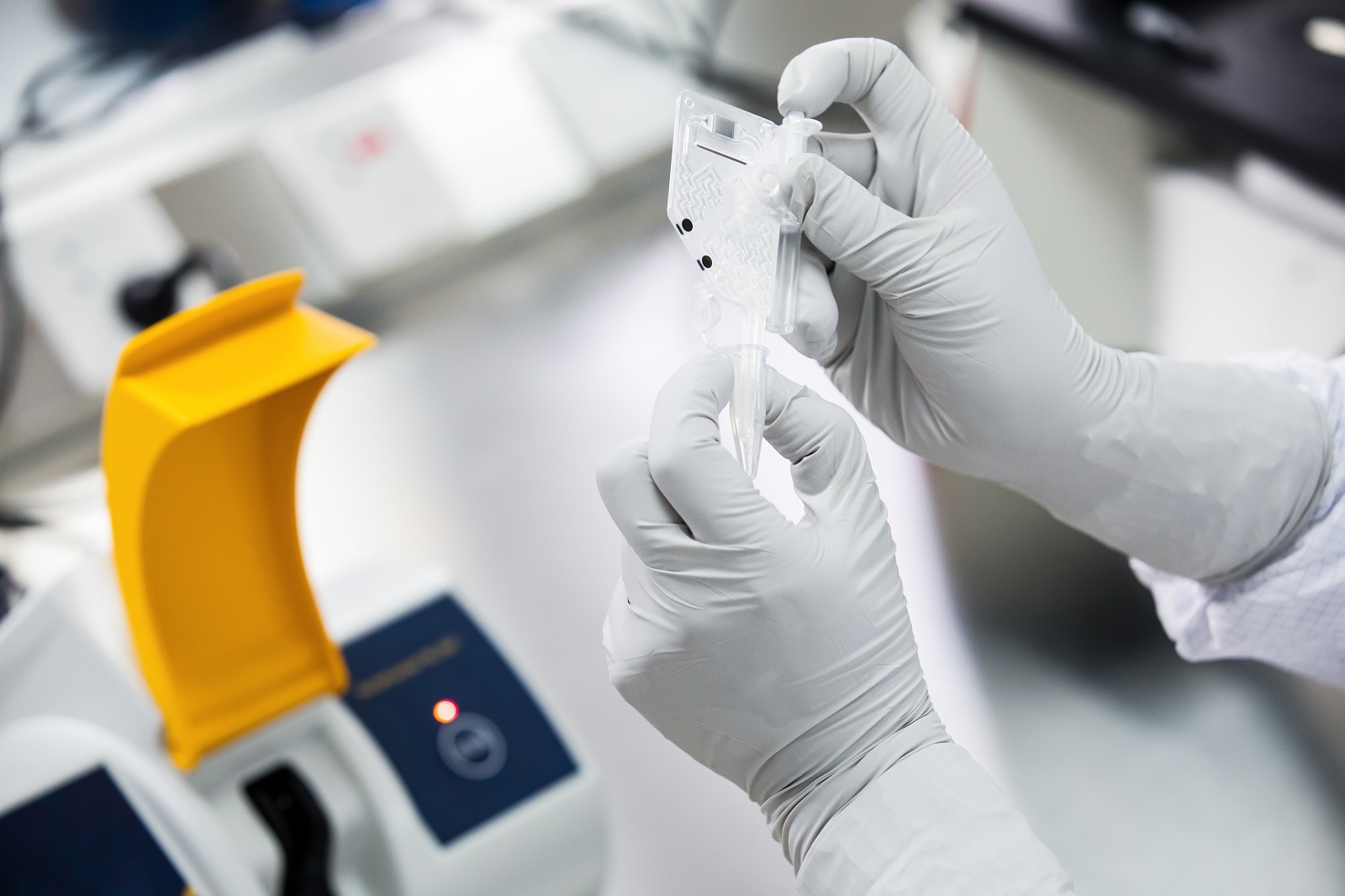 图:复星凯特细胞工程师正在进行细胞计数