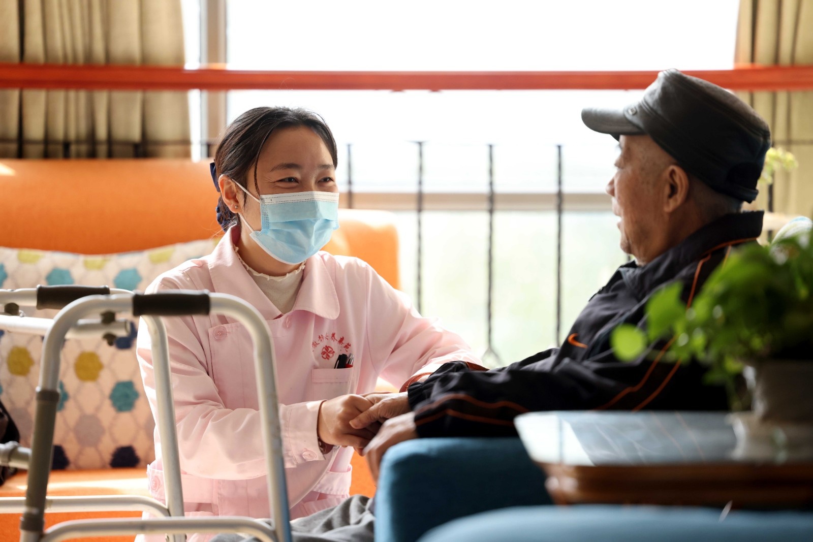 在安徽省合肥市瑶海区静安养亲苑,护理人员在陪伴老人聊天.