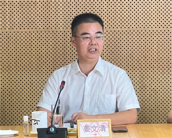 　　图片说明：深圳市生态环境局盐田管理局局长姜文清在近日举办的一场深圳市盐田区大梅沙近零碳社区建设成果发布会上发言。