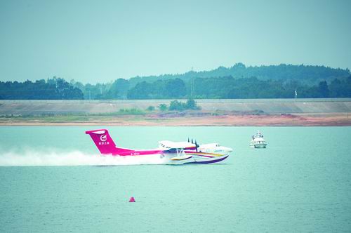 “千米”国产“鲲龙”AG600M完成12吨投汲水试验