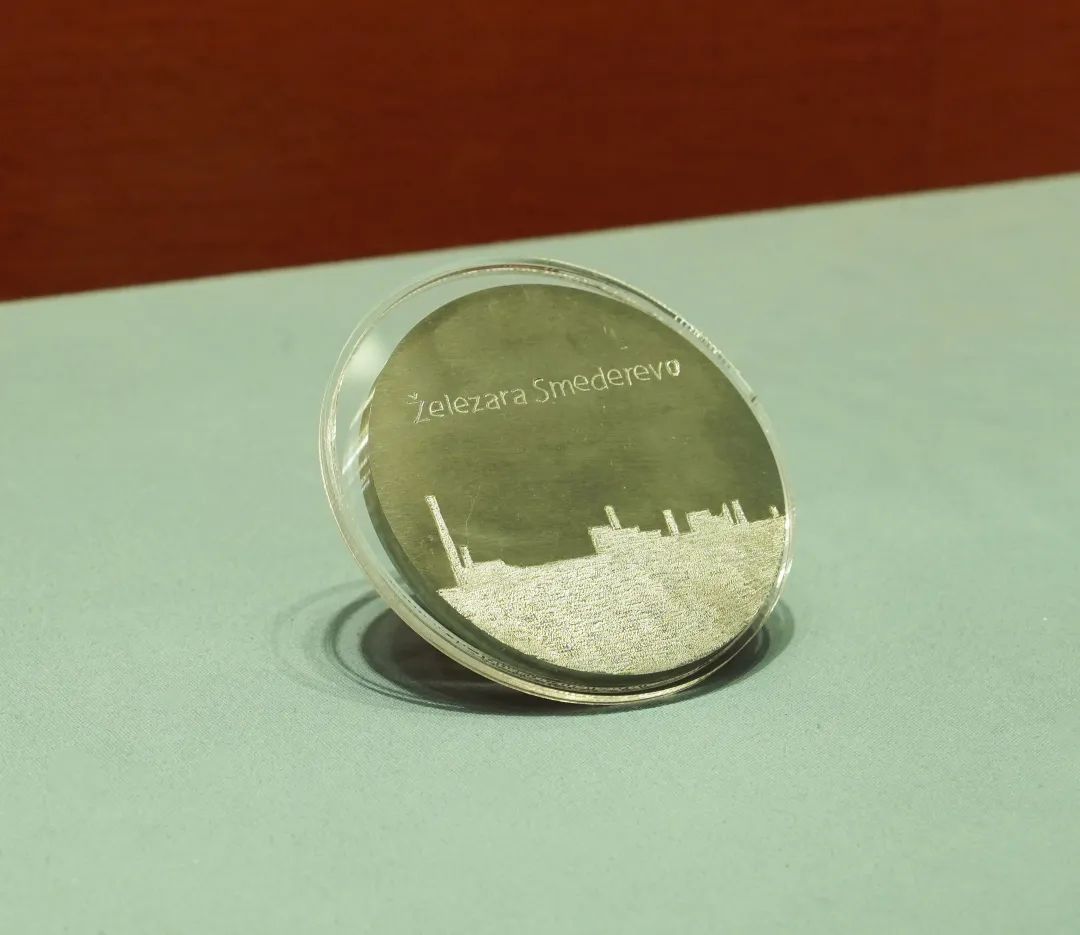 2016年6月，塞尔维亚斯梅代雷沃钢厂工人赠送习近平主席的钢板雕刻工厂剪影纪念牌。（摄影/胡杨）