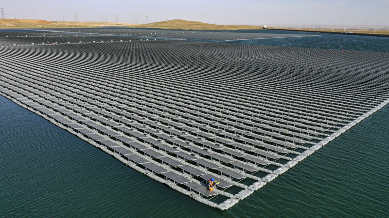 宁东电厂3×5.98兆瓦漂浮分布式光伏发电项目（新华社发）