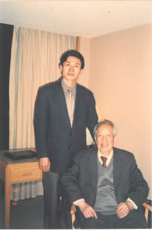 　　(左侧为青年侯万超，右侧为柳倩)