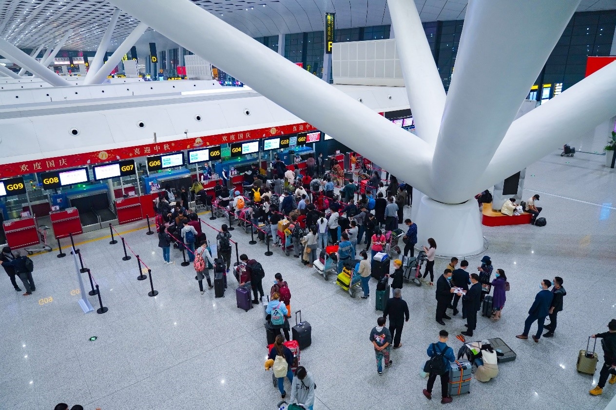 图:吉祥航空旅客在郑州新郑国际机场办理国际与地区方向航班行李托 