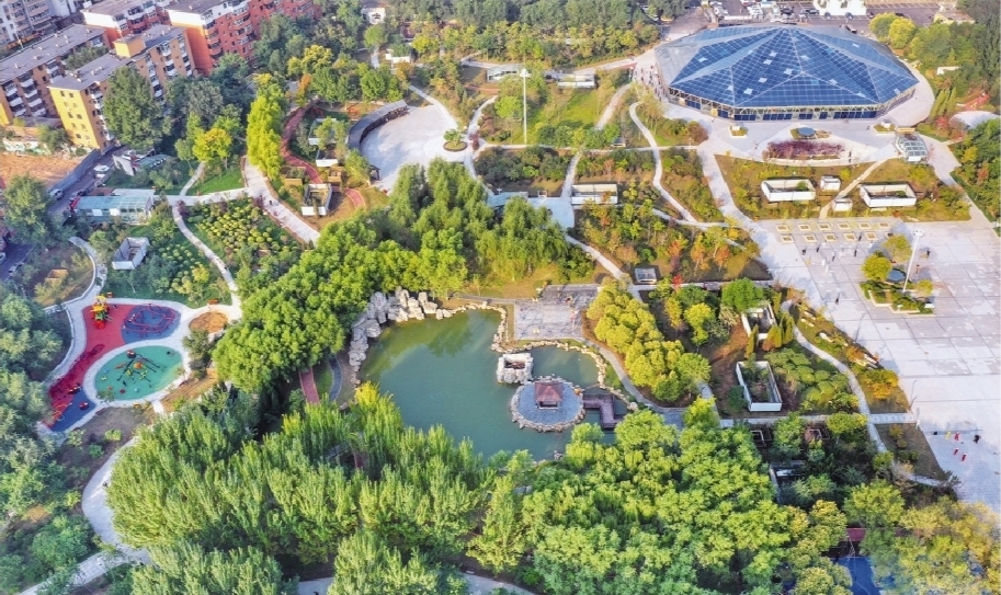 经过修缮的碧塘公园以新形象与市民见面.辽沈晚报记者 查金辉 摄