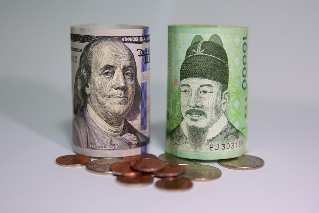 这是8月22日在韩国首尔拍摄的韩元（右）和美元。韩元对美元汇率近期持续走低。新华社记者王益亮摄